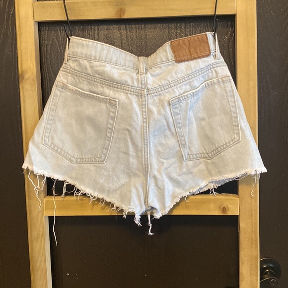 Lightwash distressed denim shorts - Picture 2 of 2